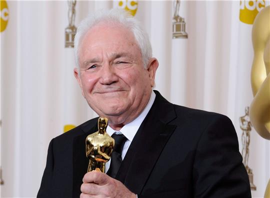 Drehbuchautor David Seidler 2011 mit seinem Oscar für das beste Originaldrehbuch für "The King's Speech".