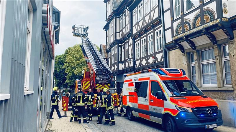 Grausiger Fund: Feuerwehr öffnet Tür und entdeckt Leiche Drehleiter im Einsatz: Die Feuerwehr drang durch ein Fenster ins obere Stockwerk ein. Foto: Eikhorst