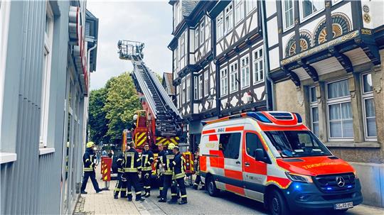 Drehleiter im Einsatz: Die Feuerwehr drang durch ein Fenster ins obere Stockwerk ein.  Foto: Eikhorst