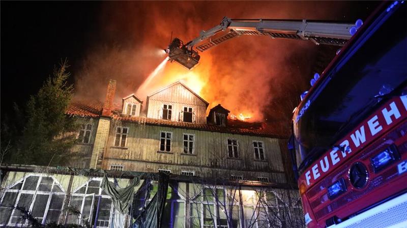 Feuer im „Waldkater“ bei Lautenthal: Suche nach der Brandursache Drehleitern und der Langelsheimer Teleskopgelenkmast kommen zum Einsatz, um das Feuer von außen zu bekämpfen.