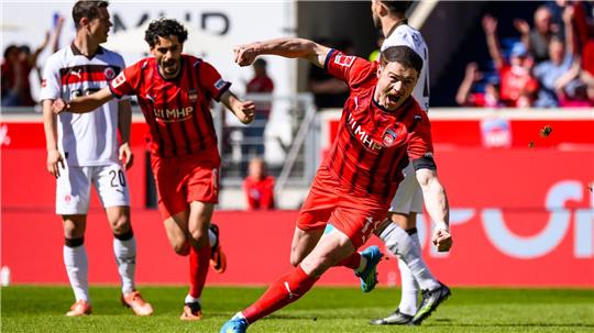 Drehte früh jubelnd ab: Torschütze Budu Siwsiwadse