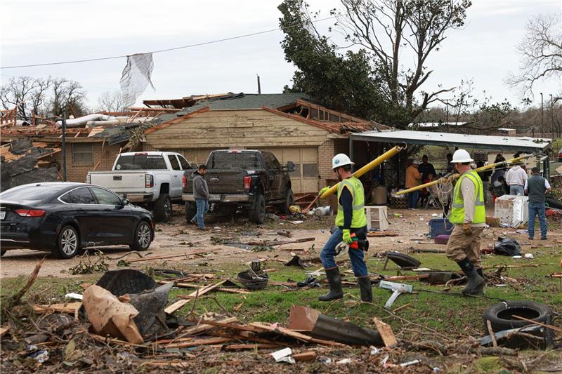 Mindestens zwei Tote durch Tornados in den USA Drei Erwachsene und drei Kinder befanden sich in dem Haus, als kurz nach 7 Uhr morgens ein Tornado durch das Haus fegte.