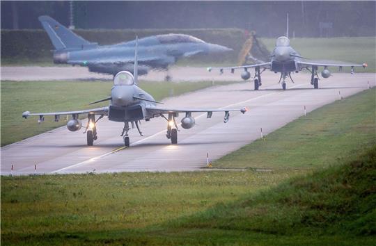 Drei Eurofighter auf der Startbahn.