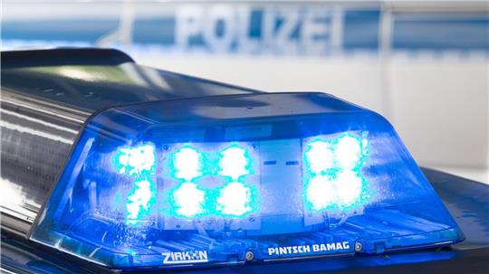 Drei Fahrzeuge kollidieren auf der A2. (Symbolbild)