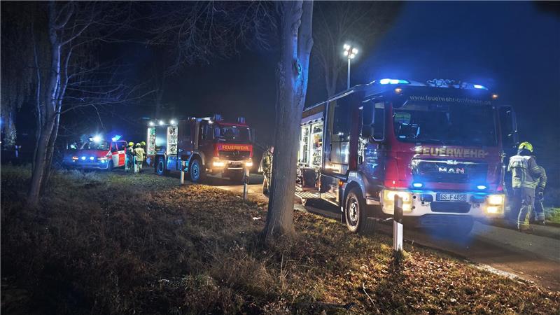 Zwei Männer krachen bei Klein Döhren gegen Baum: Alkohol im Spiel Einsatzfahrzeuge der Feuerwehr stehen am Straßenrand.
