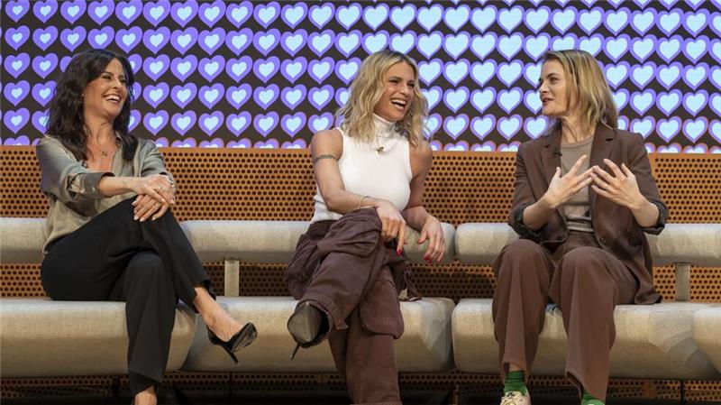 Ansturm: ESC-Tickets in wenigen Minuten weg Drei Frauen moderieren die Finalshows: Sandra Studer, Michelle Hunziker und Hazel Brugger. (Archivbild)
