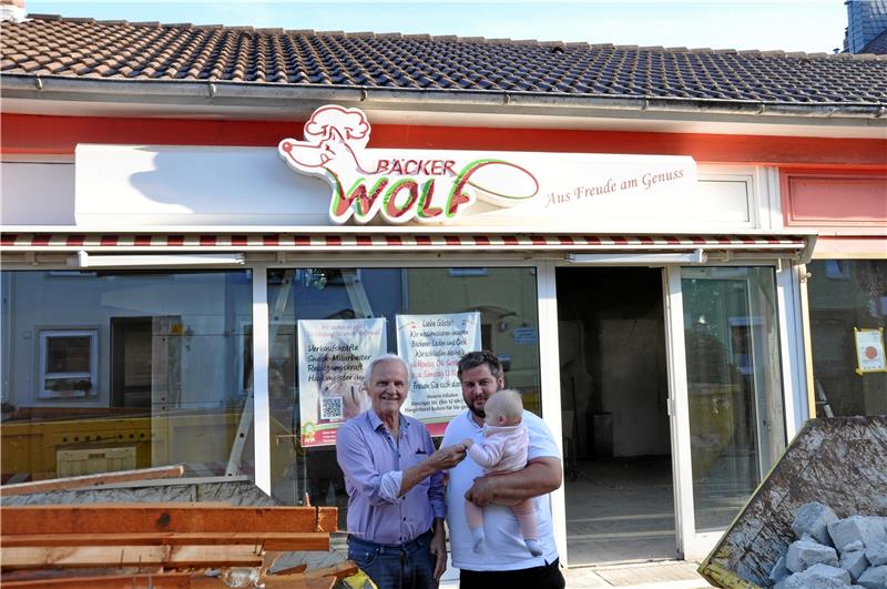 Bäcker Wolf renoviert seine erste Filiale in Jürgenohl Drei Generationen Bäcker Wolf: Die beiden Geschäftsführer Rüdiger (74) und Christian (36) freuen sich mit der neun Monate alten Tochter beziehungsweise Enkelin Carlotta über den Start des Umbaus. Foto: Heine