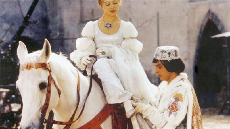 „Drei Haselnüsse für Aschenbrödel“ kommt öfter über die Feiertage im Fernsehen: Der Prinz (Pavel Trávnícek) passt Aschenbrödel (Libuse Safránková) den verlorenen Schuh an. 