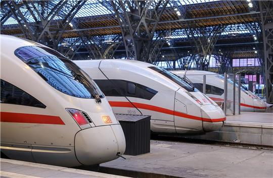 Drei ICE-Fernzüge im Lepziger Hauptbahnhof.