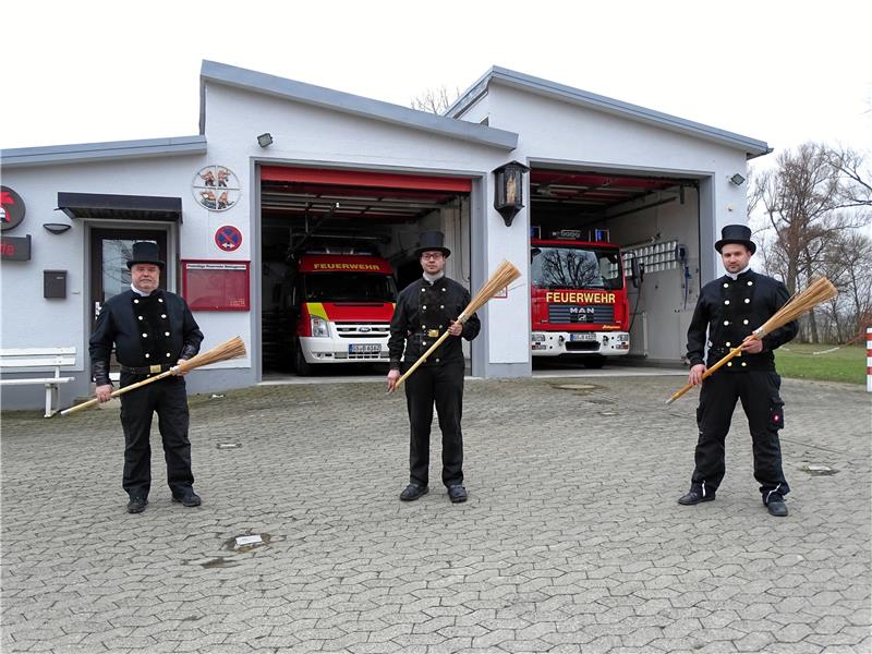 Drei Innungsbeste in ihren jeweiligen Jahrgängen: Die Schornsteinfeger Frank Dornemann (l.), sein Sohn Timo (r.) und jetzt Florian Schlüter (Mitte, kleines Bild), der ehrenamtlich in der Feuerwehr Bettingerode aktiv ist. Fotos: Exner, Privat