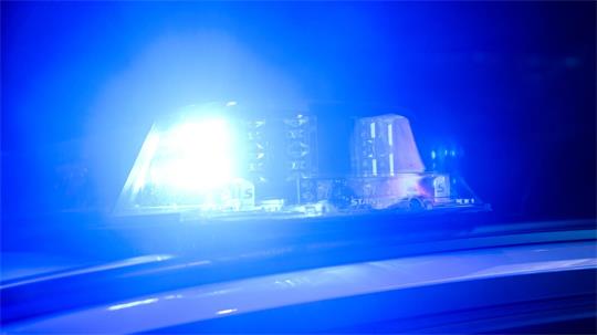 Drei Insassen von zwei Autos sind bei einem Verkehrsunfall im Landkreis Cloppenburg schwer verletzt worden. (Symbolbild)