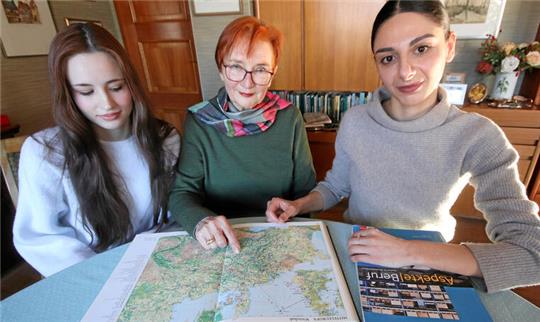 Drei Jahre nach Kriegsbeginn: Iryna Polishchuk, Kristina Bartels und Meri Arakelian (v.l.) verschaffen sich im Atlas einen Überblick über die Ukraine.