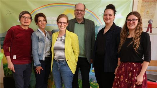 Drei Kreissprecher, zwei Parlamentarierinnen und ein Minister nach der Kür (v.l.): Dirk-Claas Ulrich (Göttingen), Kerstin Limburg (Northeim), Bundestagsabgeordnete und erneute Kandidatin Karoline Otte, Niedersachsens Umweltminister Christian Meyer, Agnes Lindmüller (Goslar) und Landtagsabgeordnete Pippa Schneider sind in Goslar bei der Nominierung dabei.