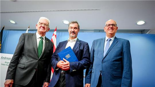 Drei Länder für die Raumfahrt: Deutschland soll mehr Geld geben. Dafür machen sich Winfried Kretschmann (l-r), Markus Söder und Andreas Bovenschulte stark.