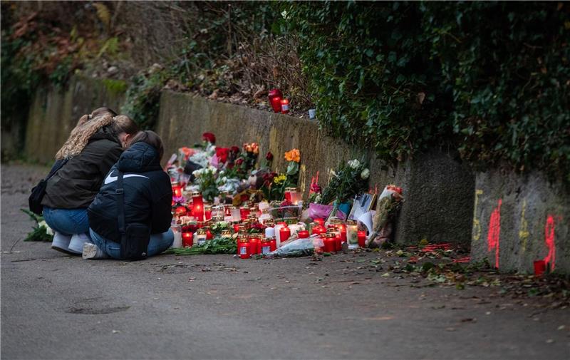 Notfallseelsorger stehen Familien nach Schulweg-Attacke bei Drei Mädchen trauern am Tatort der tödlichen Schulweg-Attacke in Illerkirchberg.