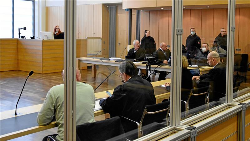 Drogenprozess gegen Goslarer: Anklage macht Angebote Drei Männer und eine Frau sitzen mit ihren Verteidigern im Braunschweiger Landgericht: Die Angeklagten sollen mit Hunderten Kilogramm Marihuana in der Region gehandelt haben. Foto: Roß