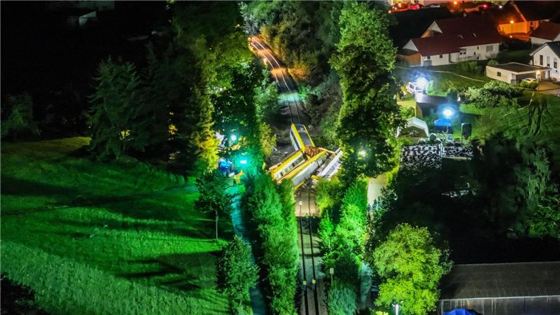 „Den Knall noch in den Ohren“: Zug entgleist nach Erdrutsch Drei Menschen kamen bei dem Unfall ums Leben, mehr als 40 wurden verletzt.