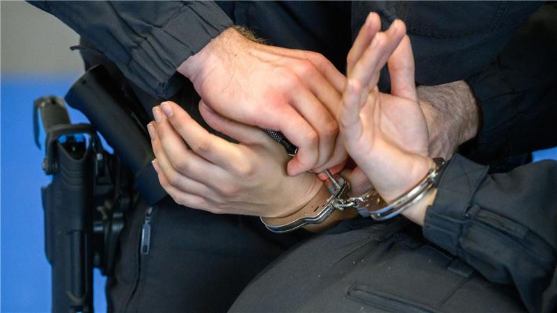 Schlag gegen Clankriminalität in Ostfriesland Drei Menschen nahmen die Beamten fest. (Symbolbild)