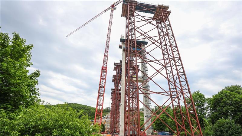 Drei Tote nach Gondelabsturz - Gedenken am Unglücksort Drei Menschen sterben, als eine Arbeitsgondel in die Tiefe stürzt - nun laufen die Ermittlungen weiter.