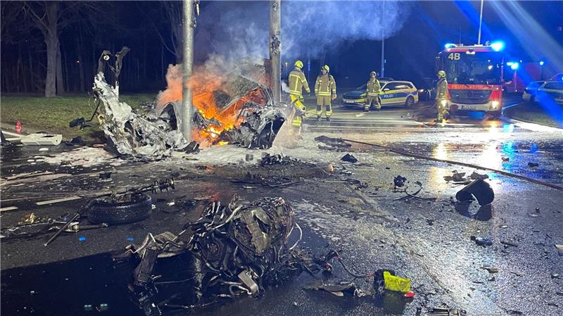 Drei Menschen wurden bei dem Unfall verletzt. 