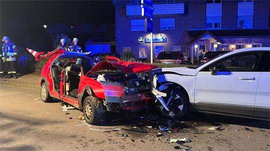 Drei Menschen wurden nach dem Unfall schwer verletzt ins Krankenhaus gebracht.