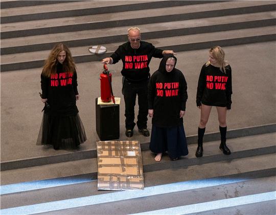 Drei Mitglieder der russischen Band Pussy Riot treten im Rahmen der Flatz-Retrospektive in der Pinakothek der Moderne mit Musik und Aktionen auf. Als zweiter von links steht der österreichische Künstler Wolfgang Flatz.