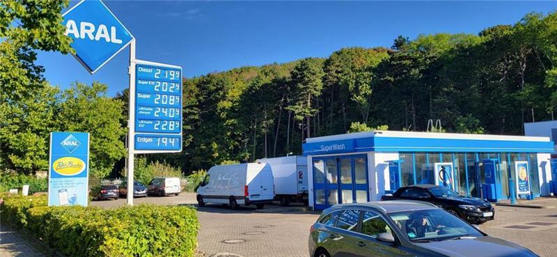 Ende des Tankrabatts: Spritpreis zieht kräftig an Drei Monate lang waren die Steuern auf Bezin und Diesel gesenkt. Doch damit ist es seit dem 1. September wieder vorbei, das zeigt sich schon um kurz nach Mitternacht an den Tankstellen. Teilweise kostet der Liter Diesel mehr als 2,30 Euro. Foto: Sowa