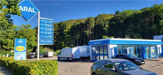 Drei Monate lang waren die Steuern auf Bezin und Diesel gesenkt. Doch damit ist es seit dem 1. September wieder vorbei, das zeigt sich schon um kurz nach Mitternacht an den Tankstellen. Teilweise kostet der Liter Diesel mehr als 2,30 Euro. Foto: Sowa