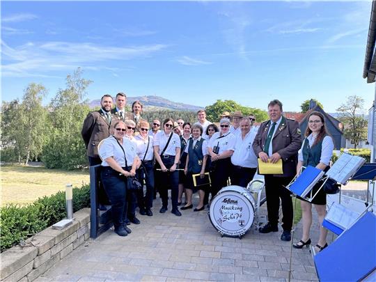 Drei Musikkapellen, darunter auch der Musikzug Schapö aus Pöhlde, rühren eine Woche vor dem offiziellen Start musikalisch die Werbetrommel für das Braunlager Schützenfest. So ist es Tradition in der Kurstadt. Begleitet werden die Musiker von den Schützen. Foto: Privat