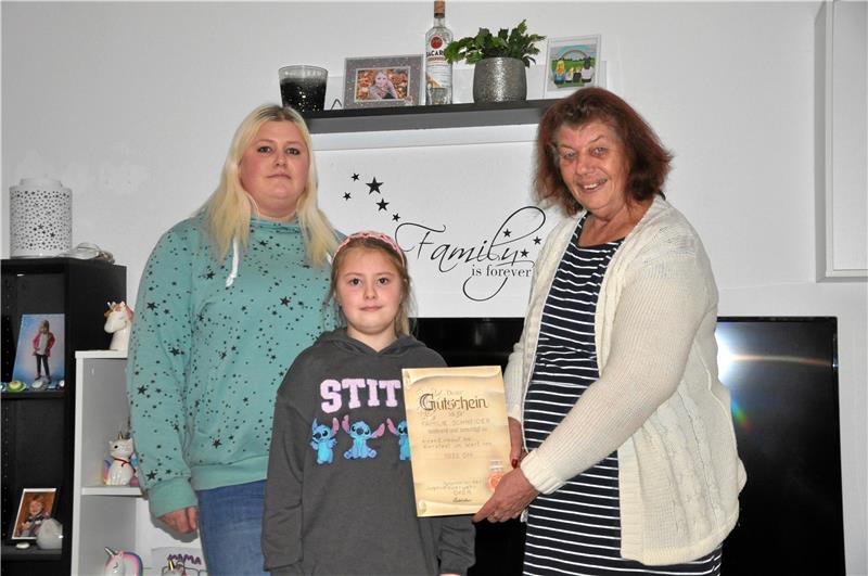Hilfe in der Not für eine Mutter mit sechs Töchtern Drei Schneider-Generationen (v. li,): Yvonne, Mia und Charlotte sind beim Stöbern in den Schränken auf eine Spendenaktion gestoßen, die der Familie vor 30 Jahren sehr geholfen hat. Foto: Heine