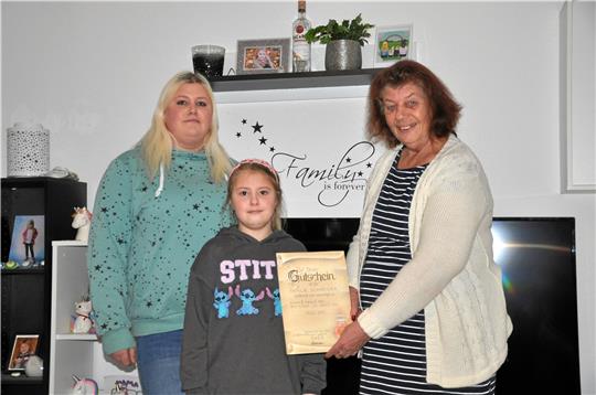 Drei Schneider-Generationen (v. li,): Yvonne, Mia und Charlotte sind beim Stöbern in den Schränken auf eine Spendenaktion gestoßen, die der Familie vor 30 Jahren sehr geholfen hat.  Foto: Heine