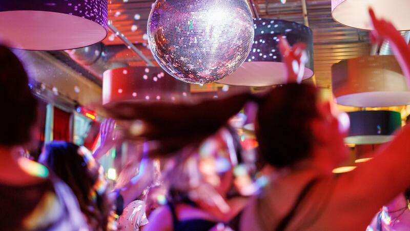 Mama geht Tanzen - und Papa? Drei Stunden lang Tanzen und trotzdem vor Mitternacht im Bett sein - bei „Mama geht Tanzen“ feiern nicht nur Mütter mit kleinen Kindern.