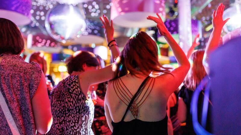 Mama geht Tanzen - und Papa? Drei Stunden lang Tanzen und trotzdem vor Mitternacht im Bett sein - bei „Mama geht Tanzen“ feiern nicht nur Mütter mit kleinen Kindern.