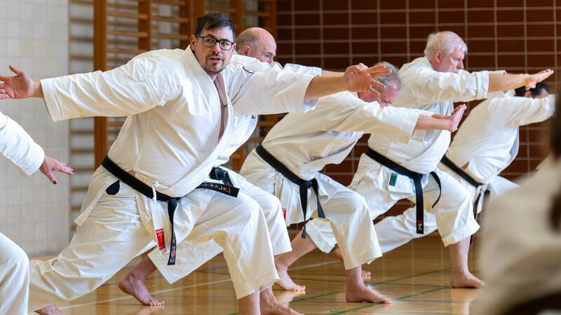 Drei Stunden lang lehrt David Dekreon (vorn) in Goslar Elemente aus dem Shorinryu-Karate und der Waffenkunst Shotokan Kobudo.