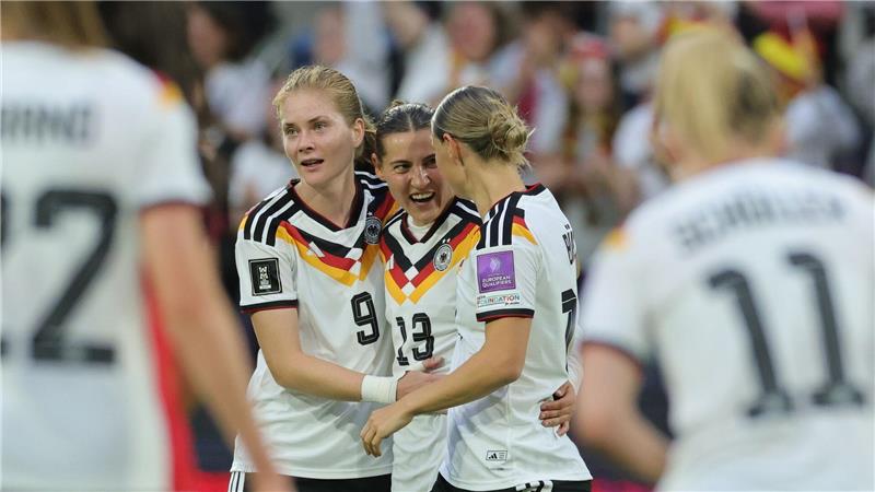 Drei Tickets nach Brasilien, bitte: Sjoeke Nüsken (l), Carlotta Wamser (M) und Klara Bühl.