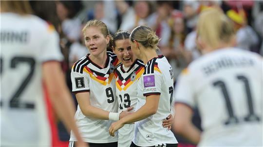 Drei Tickets nach Brasilien, bitte: Sjoeke Nüsken (l), Carlotta Wamser (M) und Klara Bühl.