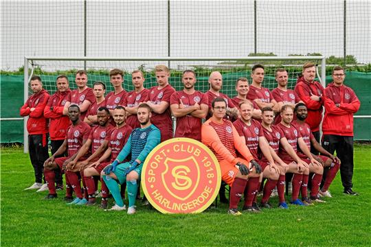 Drei Torhüter und 21 Feldspieler umfasst der Kader des SC 18 Harlingerode für die Fußball-Bezirksliga auf dem Mannschaftsbogen. Dass diese nicht immer alle zeitgleich zur Verfügung stehen werden, zeigt schon das Mannschaftsfoto. Foto: Drechsler
