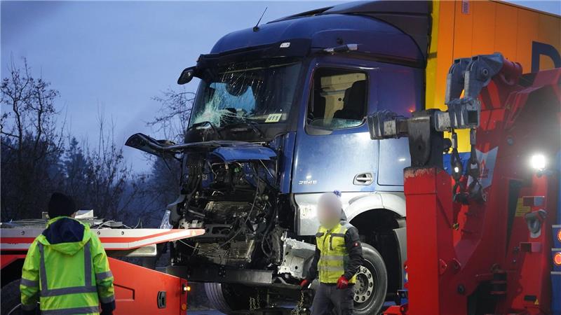 Drei Tote und mindestens elf Verletzte - das ist die vorläufige Bilanz einer Unfallserie auf der A44 im Kreis Paderborn.