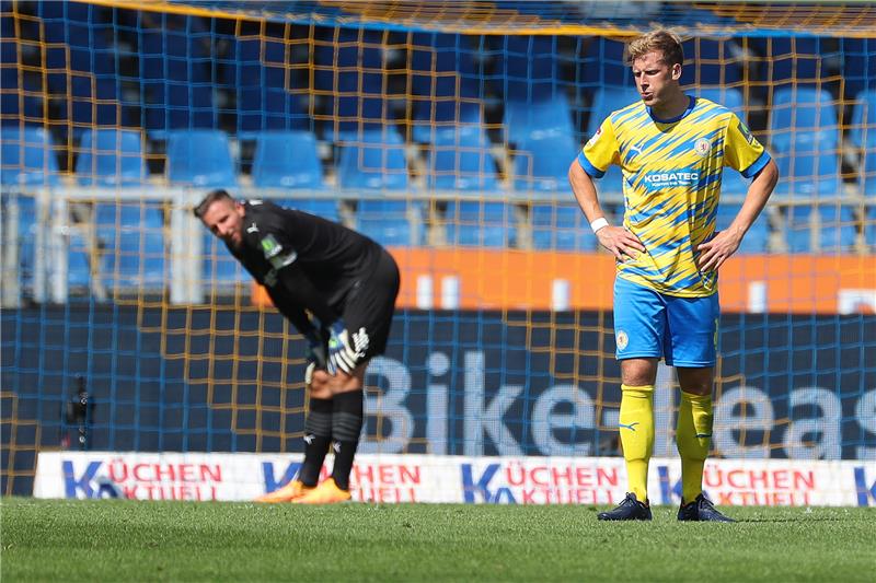 Drei Zweitliga-Spiele, drei Niederlagen – Jasmin Fejzic (links) und Brian Behrendt sind nach dem 0:1 im Heimspiel gegen Darmstadt 98 bedient. Foto: Darius Simka/regios24