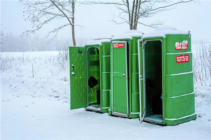 Ein stilles Örtchen für die Ping Drei mobile Toiletten am Rodelhang sorgen für Ärger. Foto: Brabanski