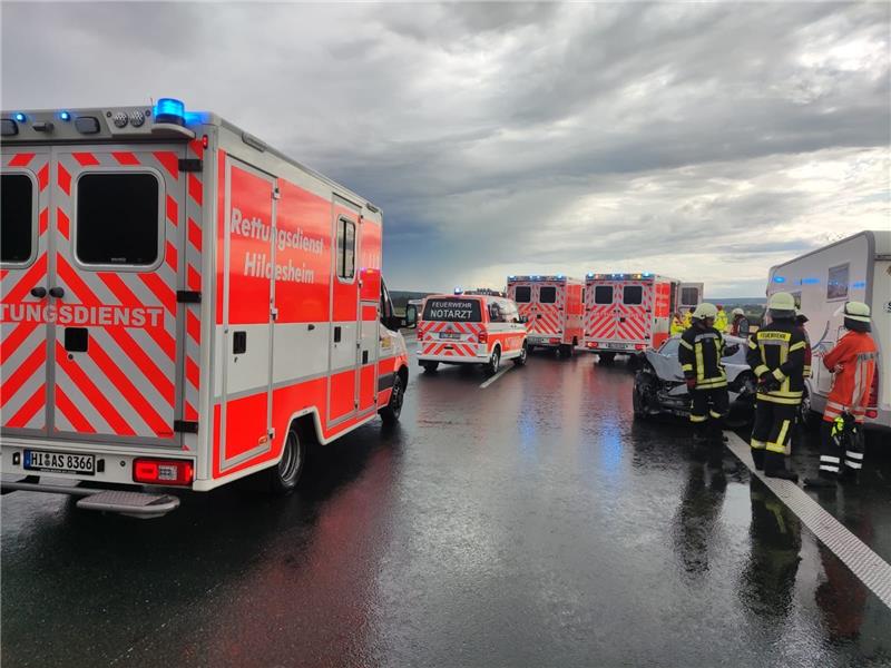 Drei von ingesamt fünf Passagieren wurden durch den Unfall leicht verletzt. Foto: Freiwillige Feuerwehr Sottrum