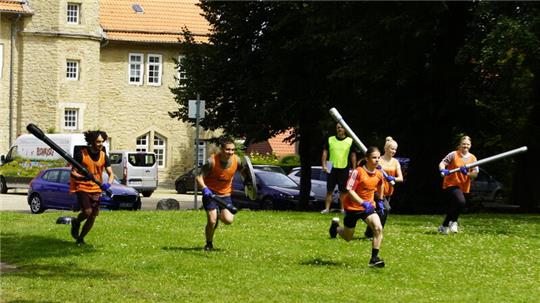 „Drei, zwei, eins – Jugger!“ Nach diesem Kommando stürmen die Mannschaften aufeinander los.