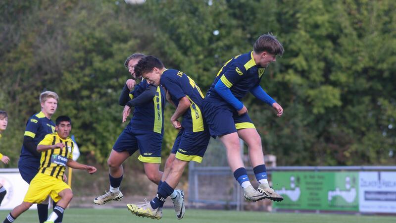 B-Junioren aus Seesen und Goslar klopfen oben an Dreifach hält besser: Drei B-Junioren der JSG Goslar gehen in der Bezirksliga-Partie gegen den 1. SC Göttingen 05 II gemeinsam zum Kopfball.