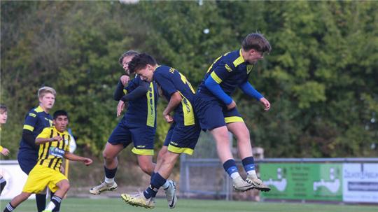 Dreifach hält besser: Drei B-Junioren der JSG Goslar gehen in der Bezirksliga-Partie gegen den 1. SC Göttingen 05 II gemeinsam zum Kopfball.