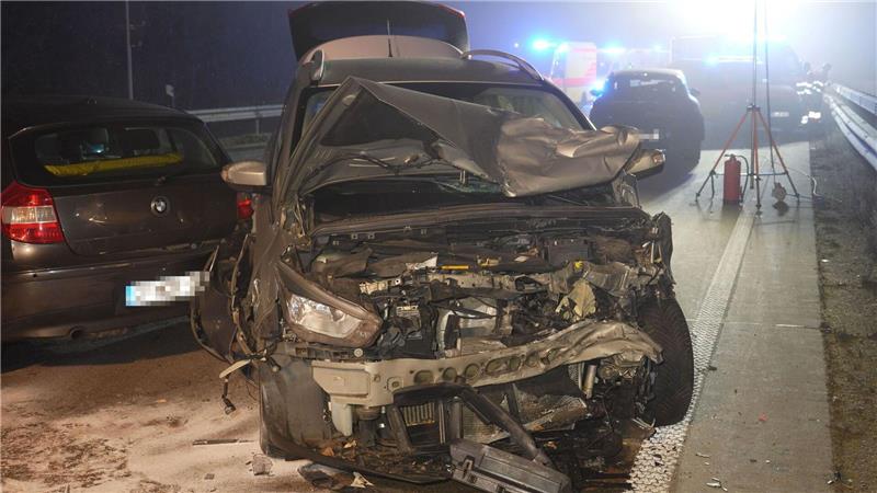 Dreizehn Menschen wurden auf der A1 bei Oldenburg bei einem Unfall auf der spiegelglatten Fahrbahn verletzt.
