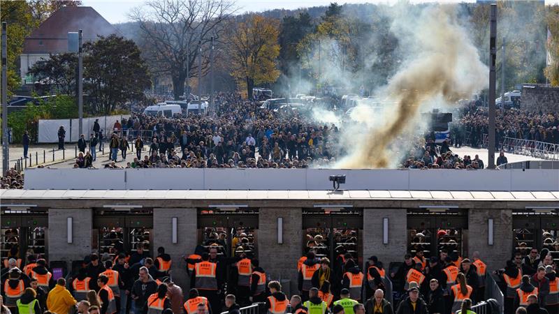 Dresdner Anhänger zünden Pyro vor dem Hertha-Spiel vor dem Olympiastadion