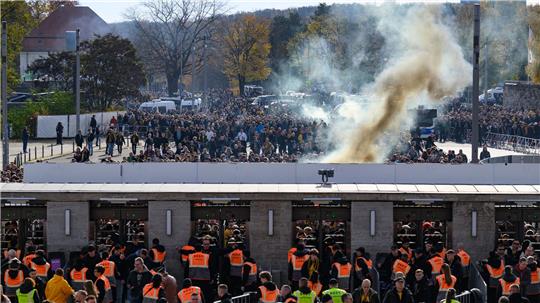 Dresdner Anhänger zünden Pyro vor dem Hertha-Spiel vor dem Olympiastadion