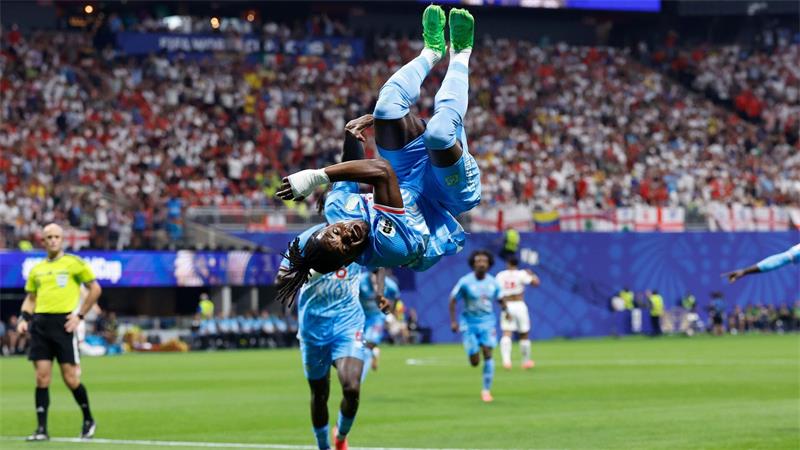 Kane verhindert Blamage: England erreicht WM-Achtelfinale Dribbler Brian Cipenga feierte sein Tor mit einer Art Salto.