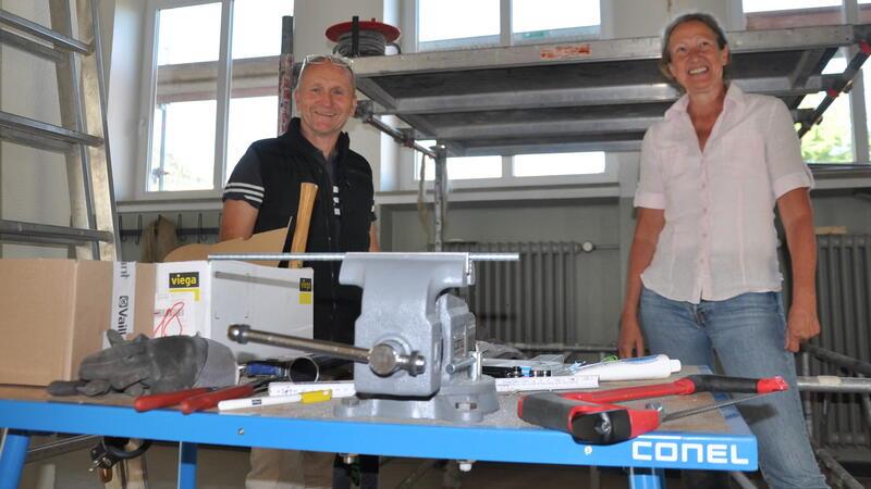 Drinnen ist noch Baustelle: Das AGG-Führungsduo Ulrich Manusch und Christine Voss freut sich, dass es im Gebäude weiter vorangeht.
