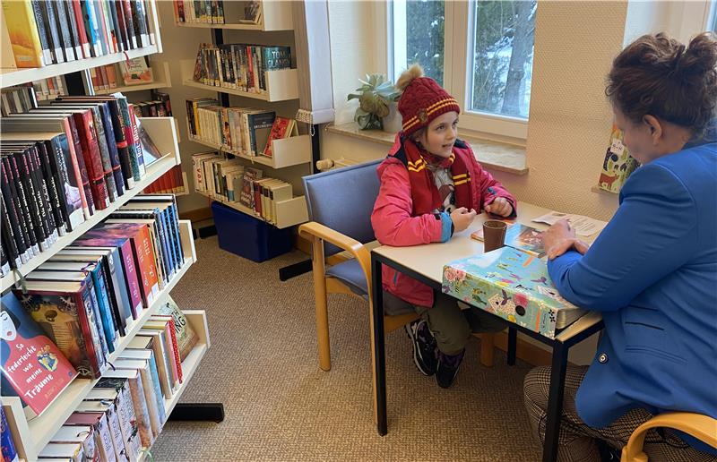 Drittklässlerin Leandra berichtet Lesepagin Cornelia Fero begeistert von ihrer Lektüre, ihrem sechsten Buch ihm Rahmen der Aktion „Leseprinz“.